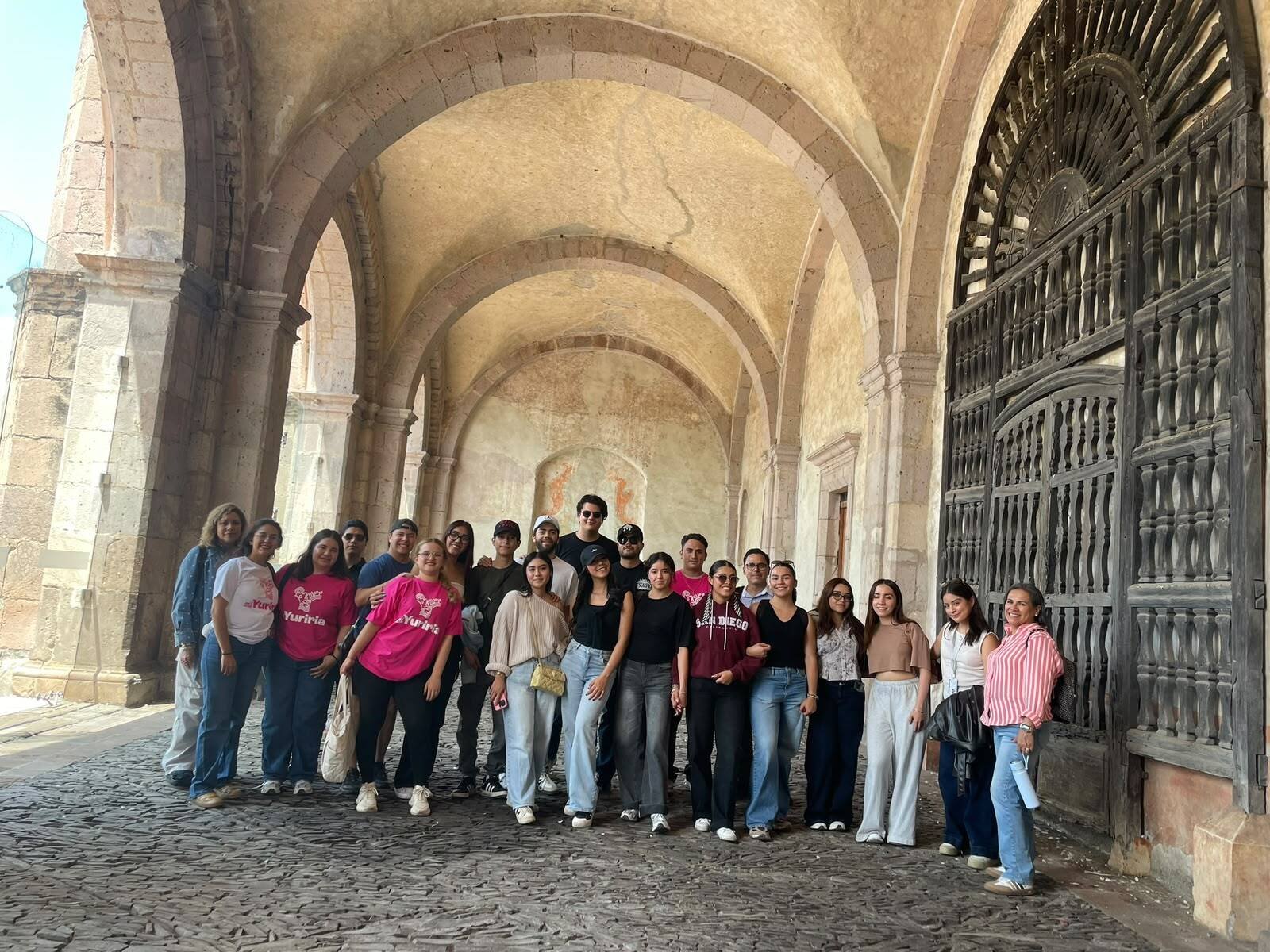 Alumnos de Arquitectura analizan el patrimonio y los manantiales de Yuriria