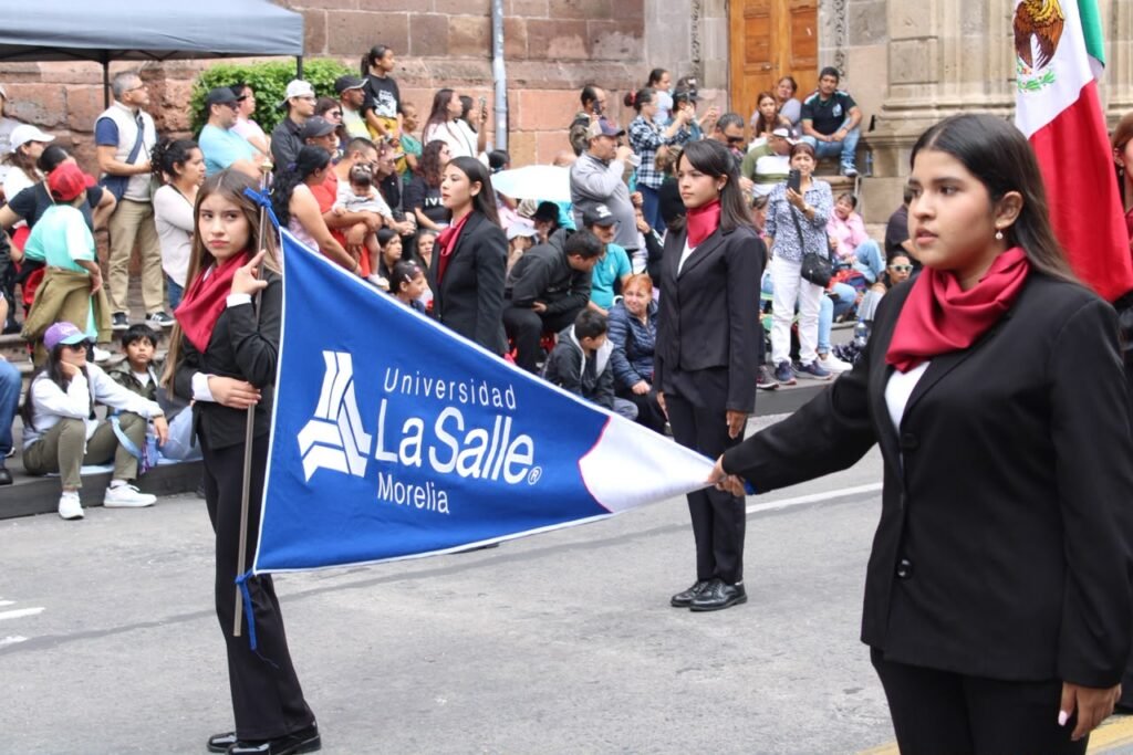 La comunidad Lasallista participa en el desfile del 30 de septiembre en Morelia